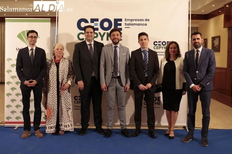 Foto 6 - Cesar Serna, fundador de Dulca, recibe entre la emoci&oacute;n y los aplausos el Premio CEOE Castilla y Le&oacute;n de Salamanca 2021 por su contribuci&oacute;n a la generaci&oacute;n de empleo