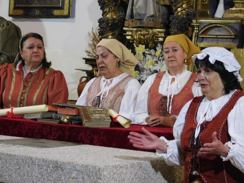 Foto 3 - El grupo de teatro Lazarillo de Tormes representa “Buscando a Nebrija” en Parada de Arriba