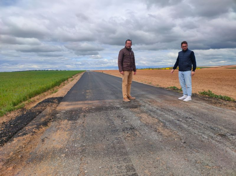 Foto 1 - La carretera de acceso a Carrascal de Barregas recibe trabajos de mejora
