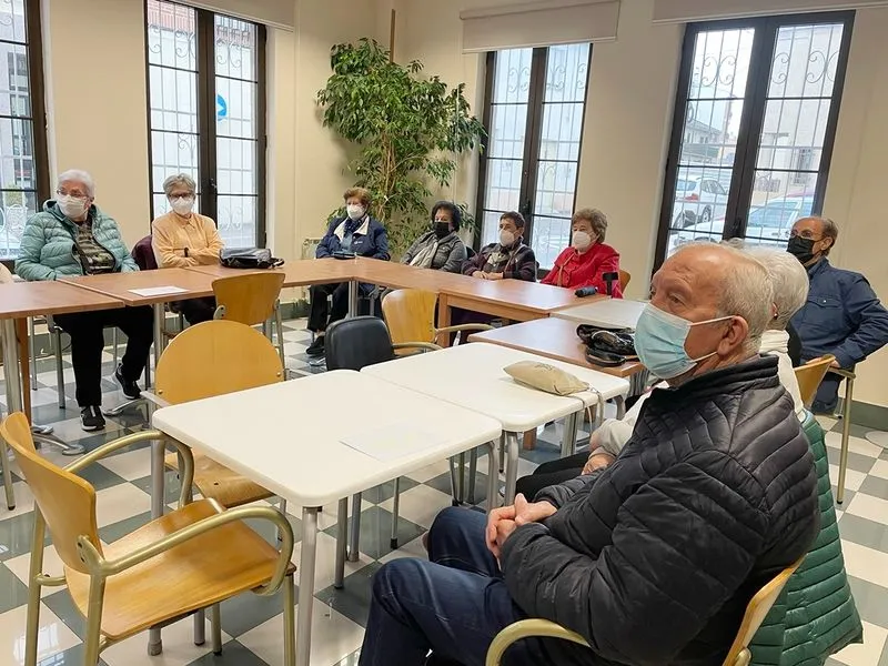 Foto 2 - Los mayores de Carbajosa despiden el programa Provincia Universitaria con un taller 