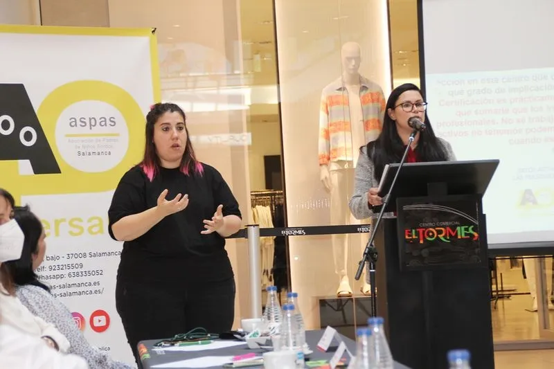 Mesa redonda sobre los retos de las personas sordas celebrada este viernes en El Tormes