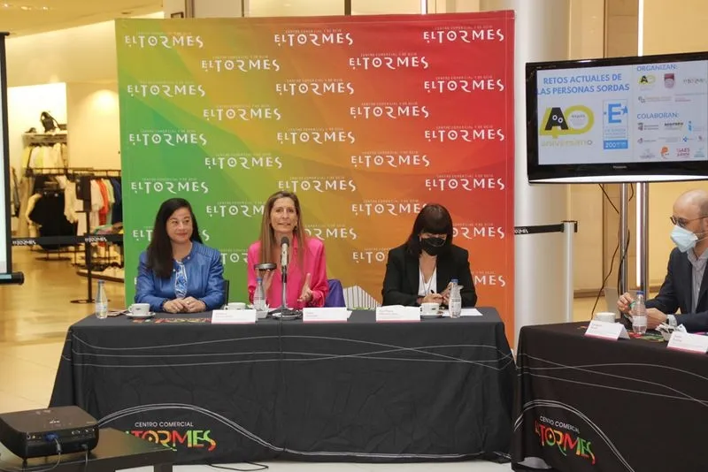 Mesa redonda sobre los retos de las personas sordas celebrada este viernes en El Tormes