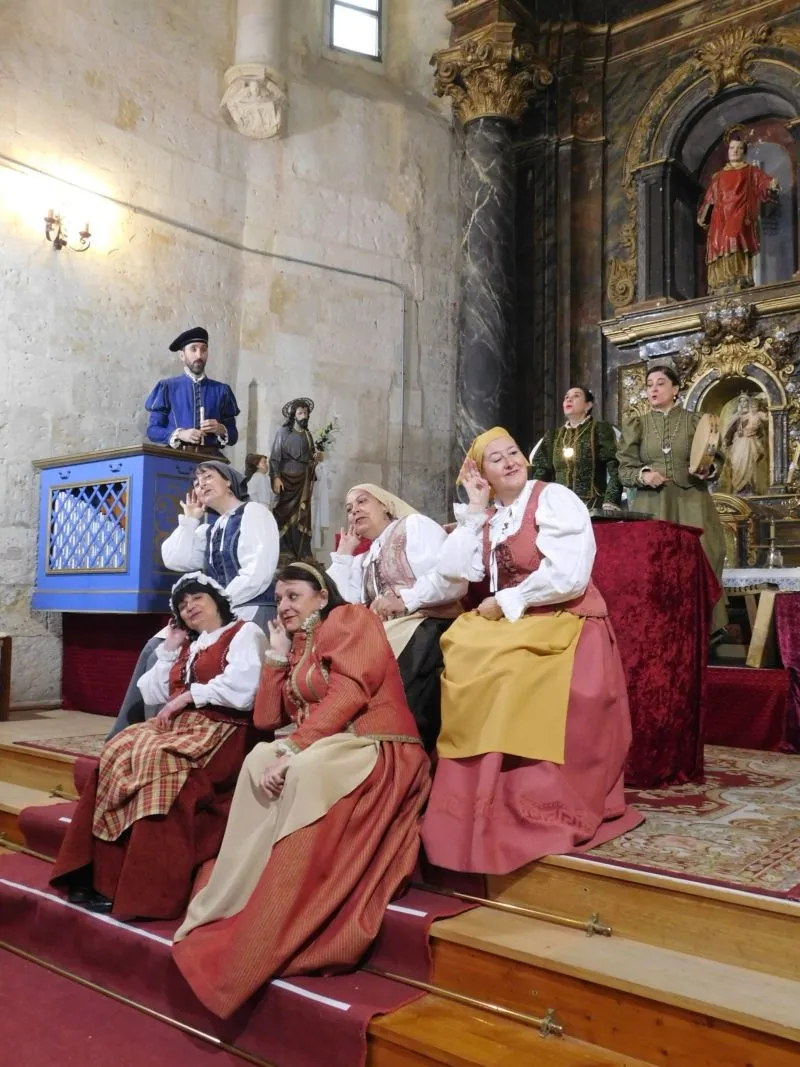 Foto 11 - Nuevos aplausos en Roll&aacute;n para Lazarillo de Tormes y su obra &ldquo;Buscando a Nebrija&rdquo;