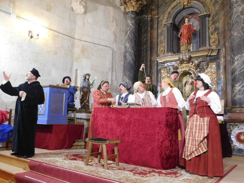 Foto 2 - Nuevos aplausos en Roll&aacute;n para Lazarillo de Tormes y su obra &ldquo;Buscando a Nebrija&rdquo;