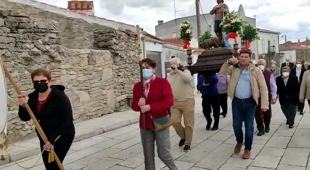 Foto 5 - Almendra se mantiene fiel a San Isidro