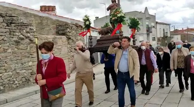 Foto 4 - Almendra se mantiene fiel a San Isidro