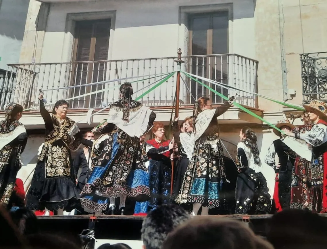 Foto 2 - Se buscan unos utensilios de baile extraviados pertenecientes al Grupo Folcl&oacute;rico de Alba de Tormes