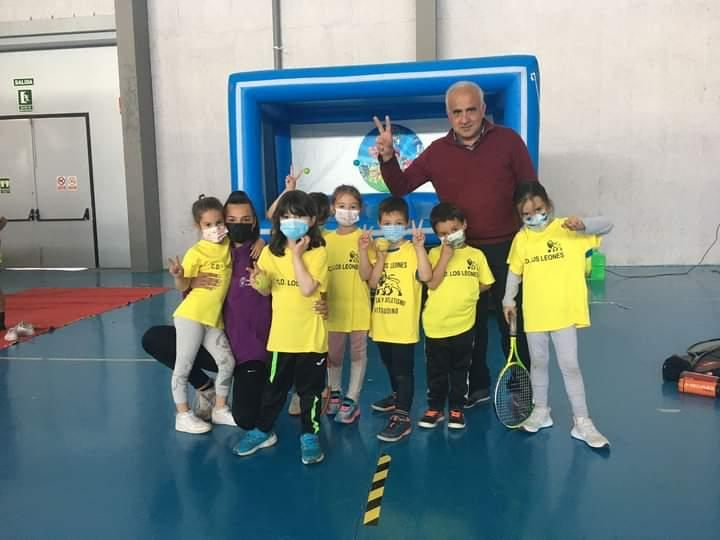Prebenjamines del CD Los Leones en su participación en los Juegos Escolares de la Diputación de Salamanca, con el diputado de Deportes, Jesús María Ortiz