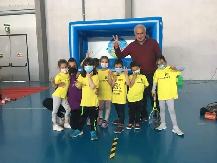 Prebenjamines del CD Los Leones en su participación en los Juegos Escolares de la Diputación de Salamanca, con el diputado de Deportes, Jesús María Ortiz