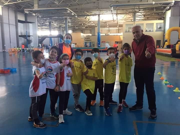Prebenjamines del CD Los Leones en su participación en los Juegos Escolares de la Diputación de Salamanca, con el diputado de Deportes, Jesús María Ortiz