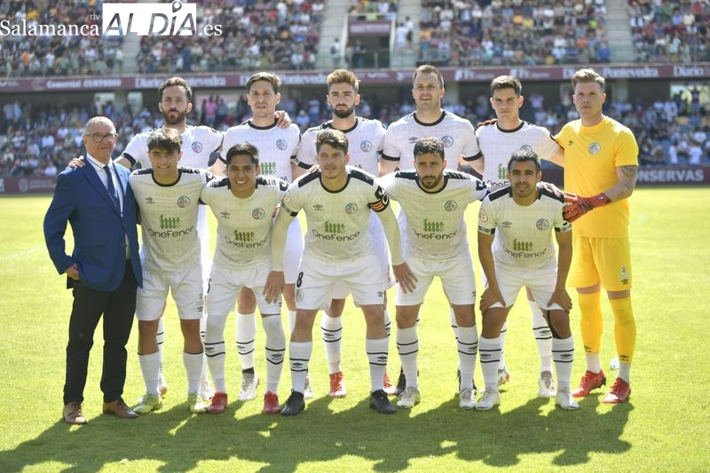 Vicente García, junto a los jugadores antes del partido en Pasarón
