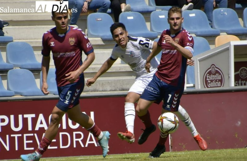 Gustavo pone un centro ante dos jugadores del Pontevedra