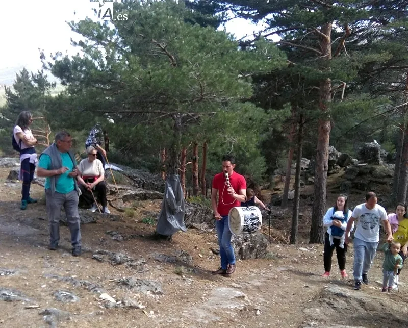 Foto 2 - La Cruz del Herrerito recibe de nuevo a sus vecinos de Candelario