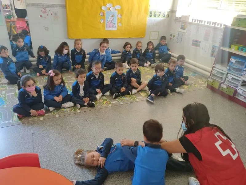 Foto 11 - Clases de primeros auxilios en el Colegio Santa Isabel
