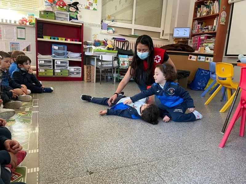 Foto 9 - Clases de primeros auxilios en el Colegio Santa Isabel