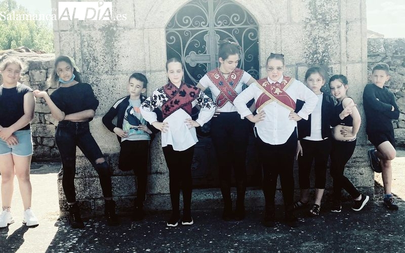 Grupo de niñas y niños participantes en el Taller de Danza Tik Tok de Aldeadávila de la Ribera y que dirige Raquel García Sevillano 