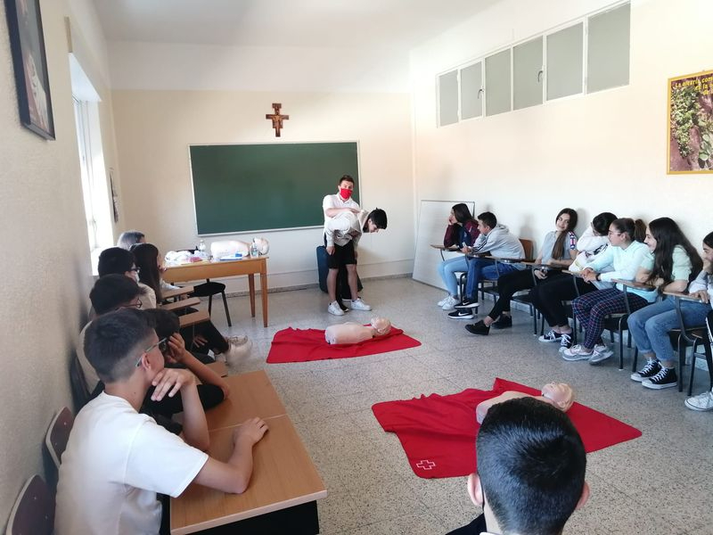 Foto 3 - Clases de primeros auxilios en el Colegio Santa Isabel