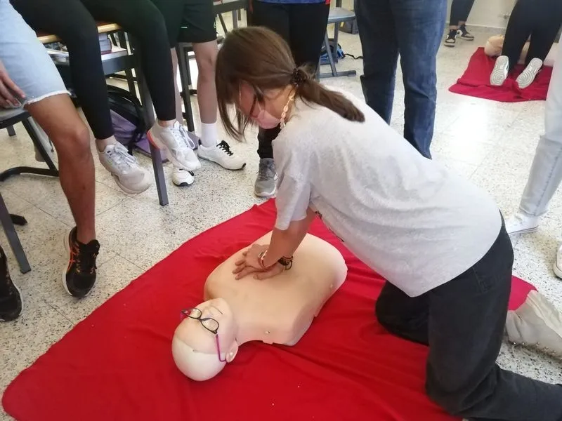 Foto 2 - Clases de primeros auxilios en el Colegio Santa Isabel