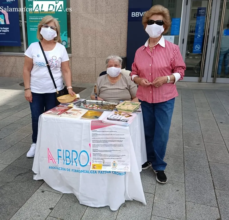Foto 2 - Afibrosal sale a las calles de B&eacute;jar para concienciar sobre la fibromialgia y el s&iacute;ndrome   de   la fatiga cr&oacute;nica