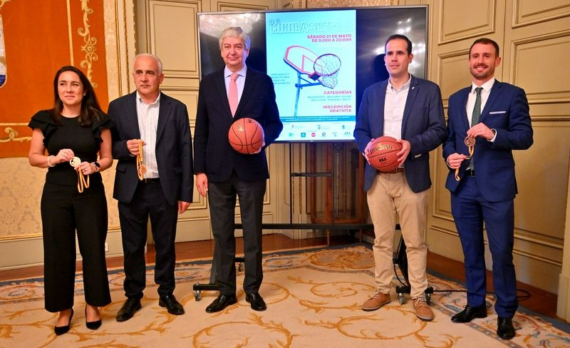 El concejal de Deportes, Javier García Rubio, en el centro, en la presentación del 'Día del Minibasket'