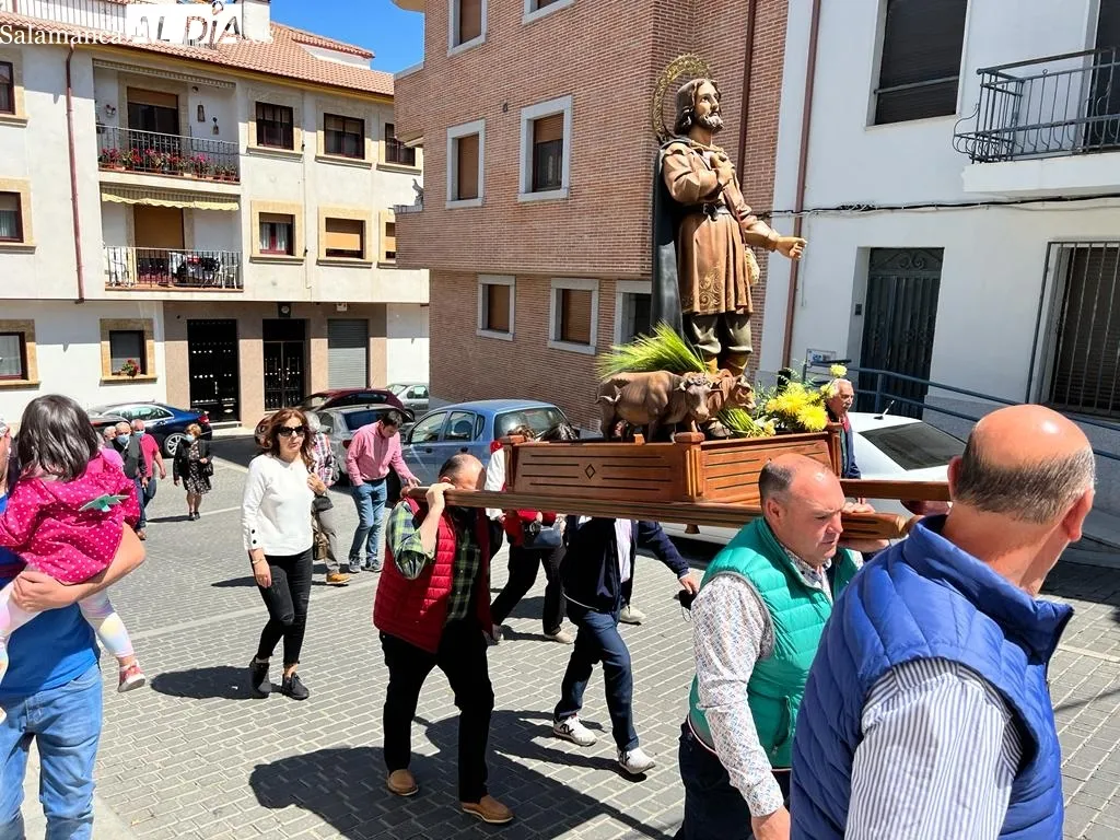Foto 11 - Los albenses arropan a San Isidro en su salida en procesi&oacute;n