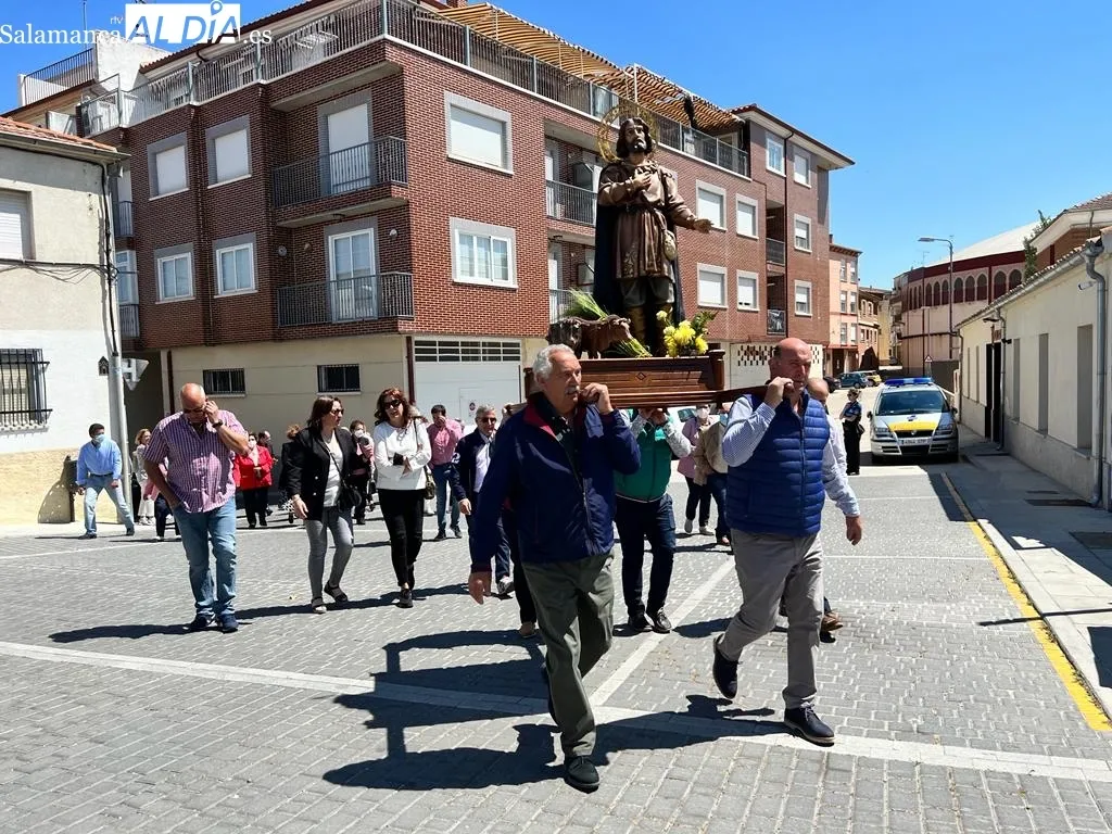 Foto 10 - Los albenses arropan a San Isidro en su salida en procesi&oacute;n