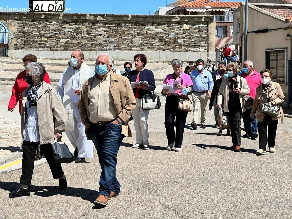 Foto 6 - Los albenses arropan a San Isidro en su salida en procesi&oacute;n
