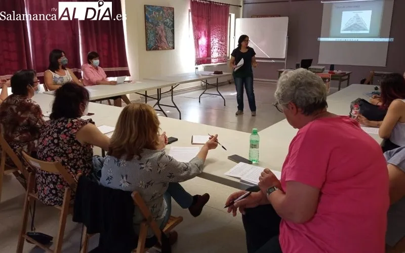 Participantes en las jornadas formativas desarrolladas en Monleras para la atención a personas mayores 