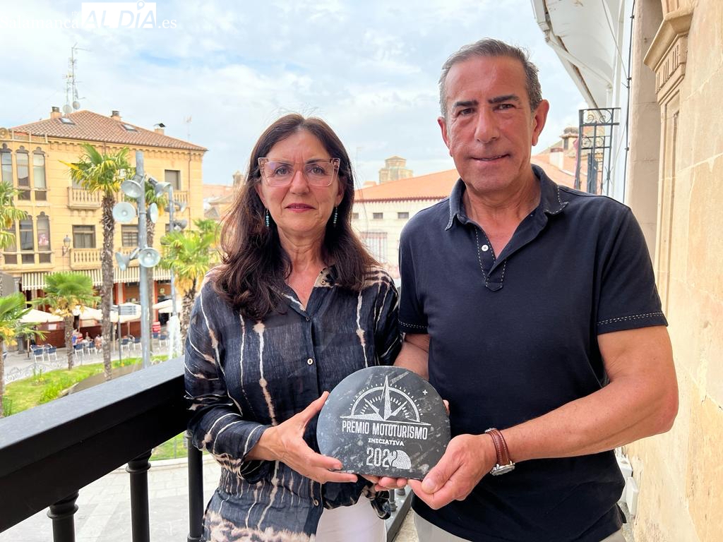 Foto 1 - Jaime Núñez y Conchi Cosme presentan en Alba de Tormes su premio MotoTurismo 2022