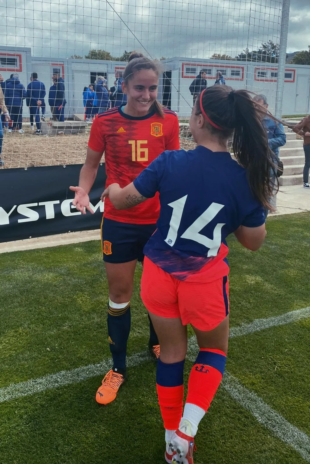 Lauris y Carmen se abrazan tras el partido