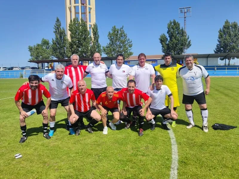 Foto 4 - Los veteranos de la UDS y el Zamora juegan un amistoso para recordar a 'Tabu'