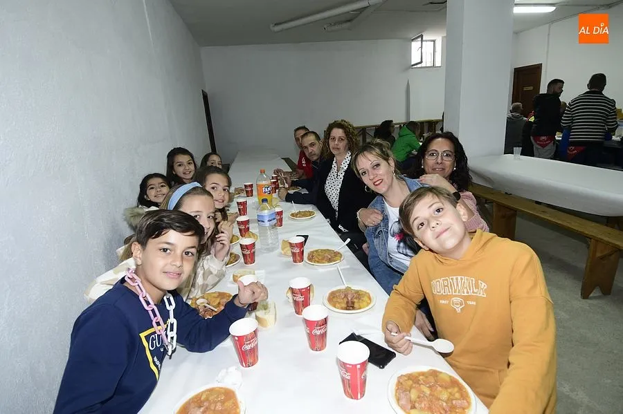 La caldereta volvió a juntar a familiares y vecinos de Saelices/ Rep. Gráfico: Adrián M.Pastor