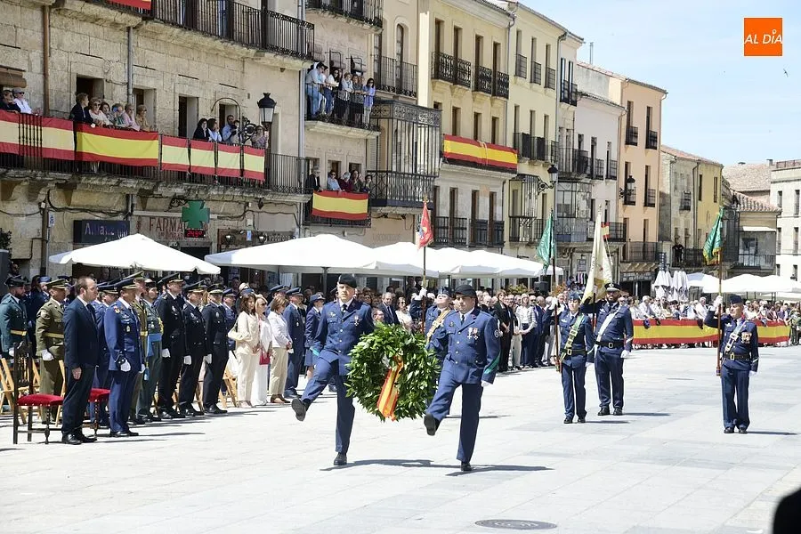 Foto 11 - Un total de 108 personas muestran su compromiso con Espa&ntilde;a jurando o prometiendo la bandera