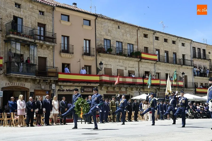 Foto 10 - Un total de 108 personas muestran su compromiso con Espa&ntilde;a jurando o prometiendo la bandera