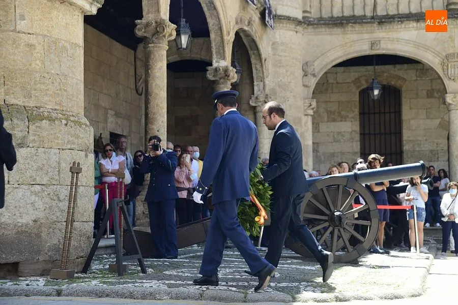Foto 8 - Un total de 108 personas muestran su compromiso con Espa&ntilde;a jurando o prometiendo la bandera