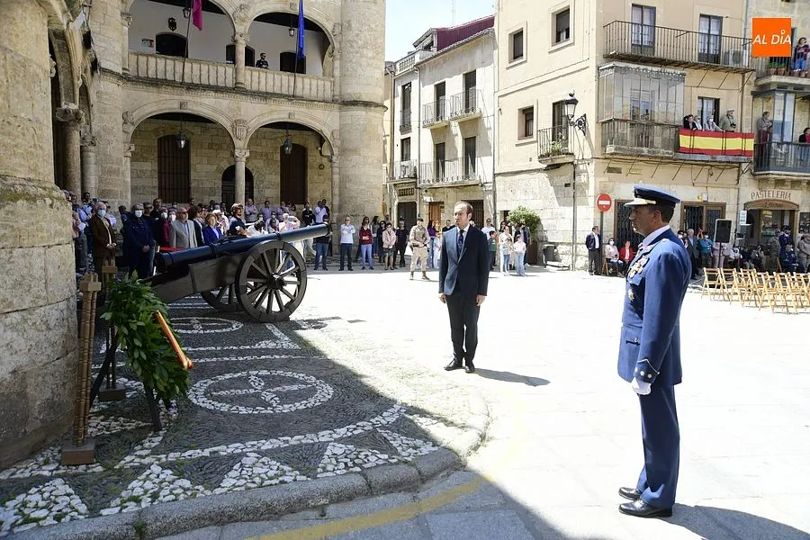 Foto 6 - Un total de 108 personas muestran su compromiso con Espa&ntilde;a jurando o prometiendo la bandera