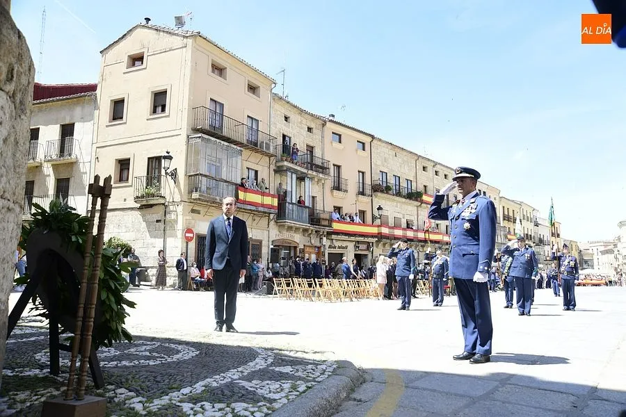 Foto 5 - Un total de 108 personas muestran su compromiso con Espa&ntilde;a jurando o prometiendo la bandera