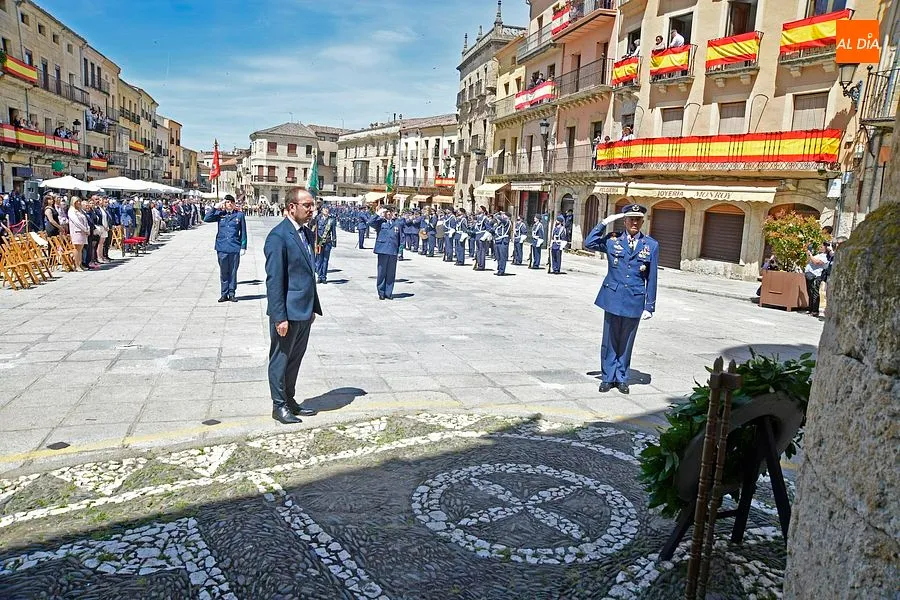 Foto 4 - Un total de 108 personas muestran su compromiso con Espa&ntilde;a jurando o prometiendo la bandera