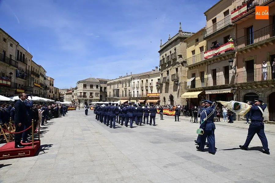 Foto 3 - Un total de 108 personas muestran su compromiso con Espa&ntilde;a jurando o prometiendo la bandera