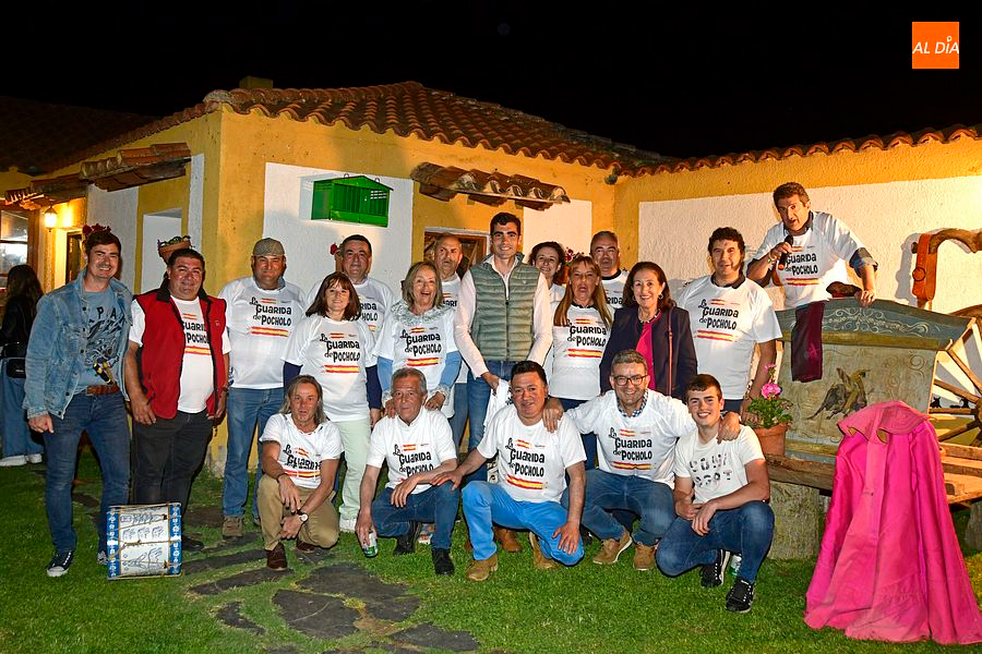 Integrantes de la Peña La Guarida de Pocholo junto al pregonero y su presentadora/ Rep.Gráfico: Adrián M. Pastor