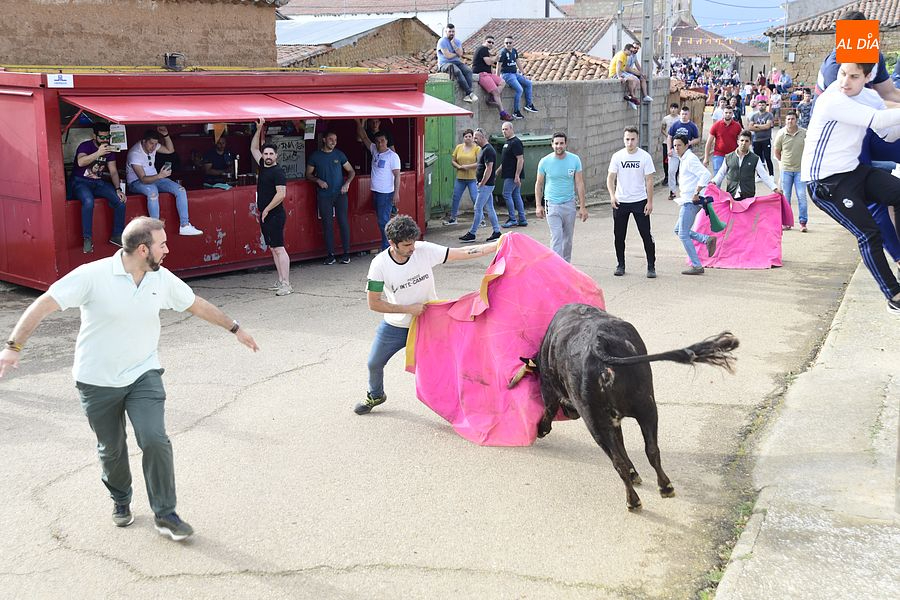 Momentos en las calles de Cabrillas con el Toro del cajón| Rep.Gráfico: Adrián M. Pastor