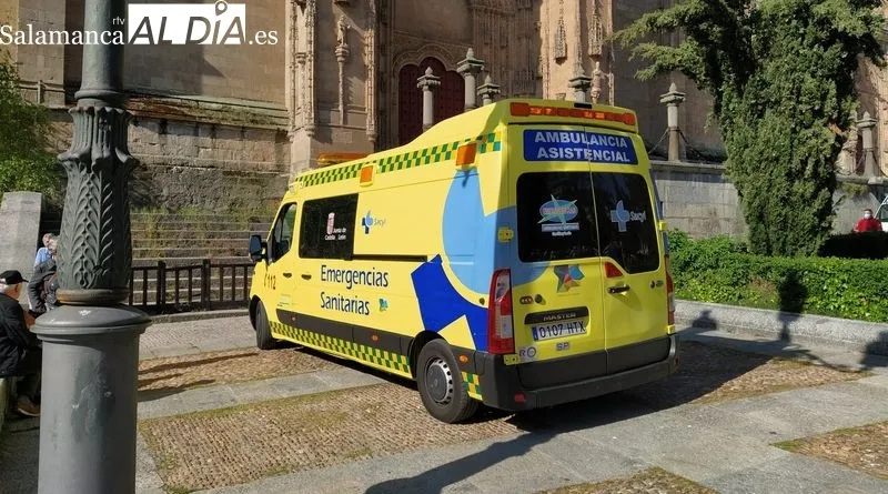 Intervención de sanitarios en la plaza de Anaya por el malestar de una turista holandesa. Foto de David Sañudo