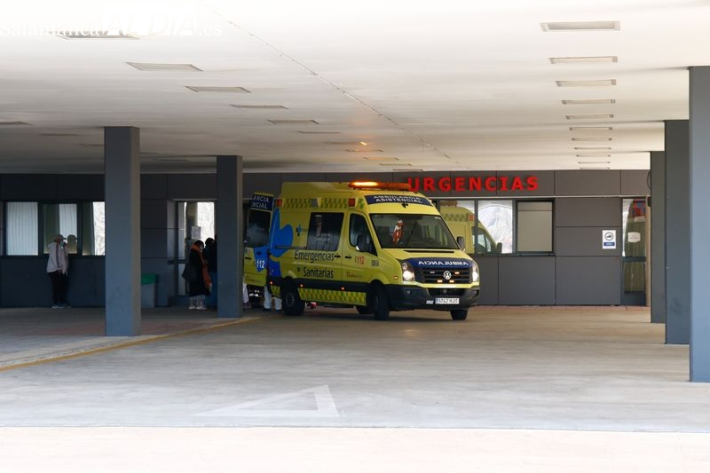 Ambulancia en la entrada de Urgencias del Hospital. Foto de archivo