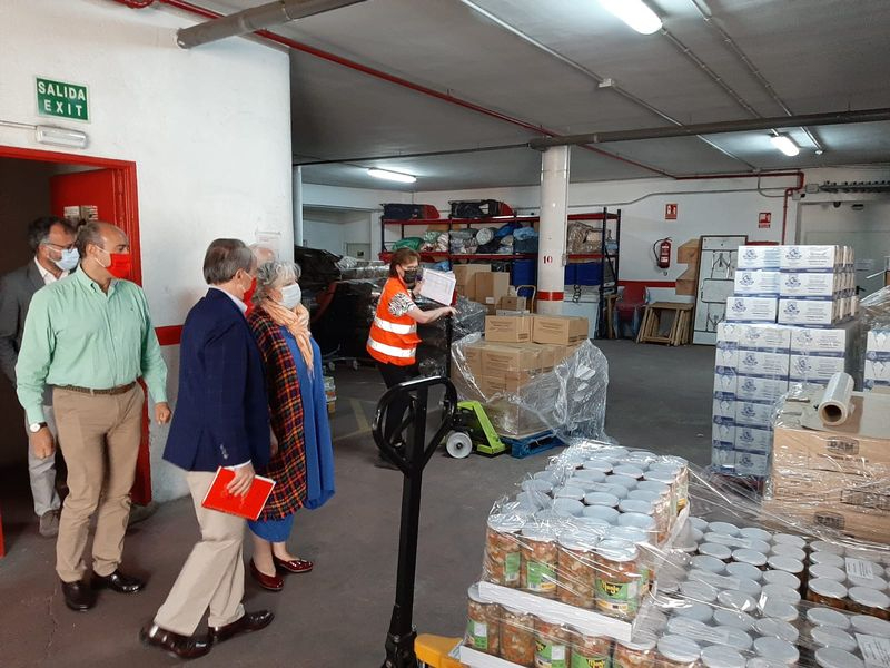 La subdelegada del Gobierno ha visitado el almacén del Banco de Alimentos y la sede provincial de Cruz Roja, organizaciones asociadas a la distribución en la provincia.