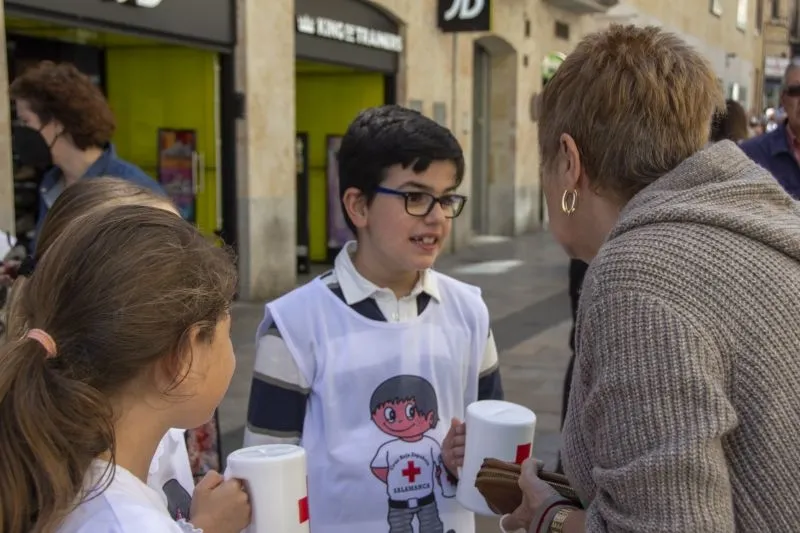 Foto 8 - Los voluntarios de Cruz Roja viven con intensidad el D&iacute;a de la Banderita