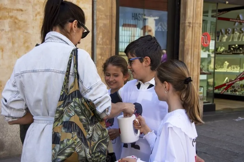 Foto 6 - Los voluntarios de Cruz Roja viven con intensidad el D&iacute;a de la Banderita
