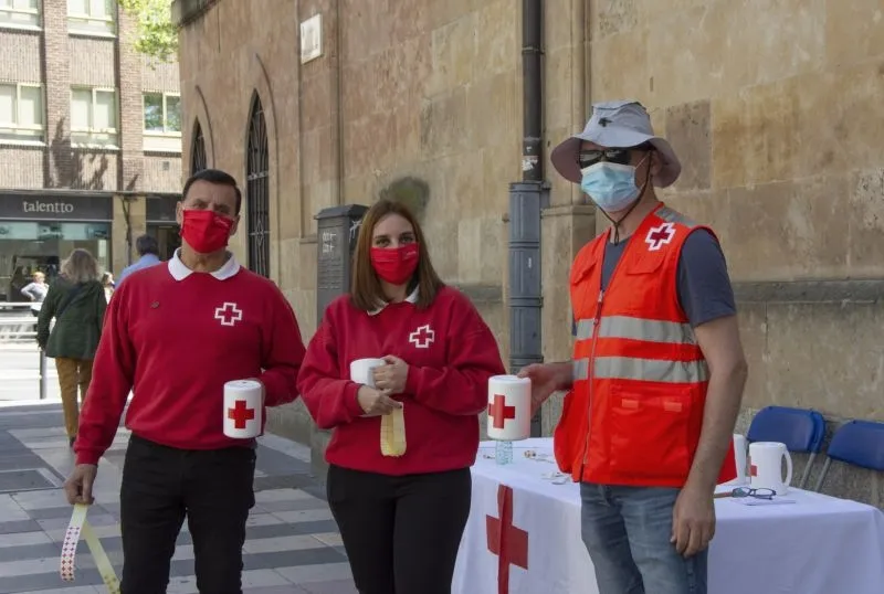 Foto 4 - Los voluntarios de Cruz Roja viven con intensidad el D&iacute;a de la Banderita