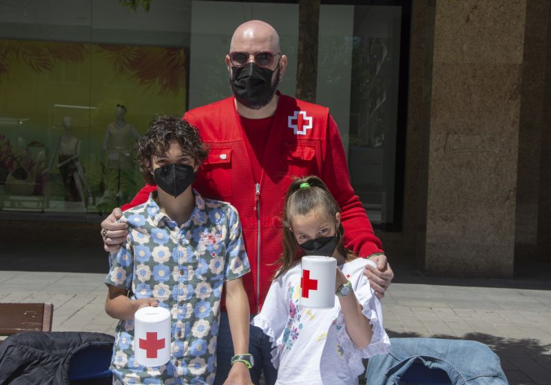 Foto 3 - Los voluntarios de Cruz Roja viven con intensidad el Día de la Banderita