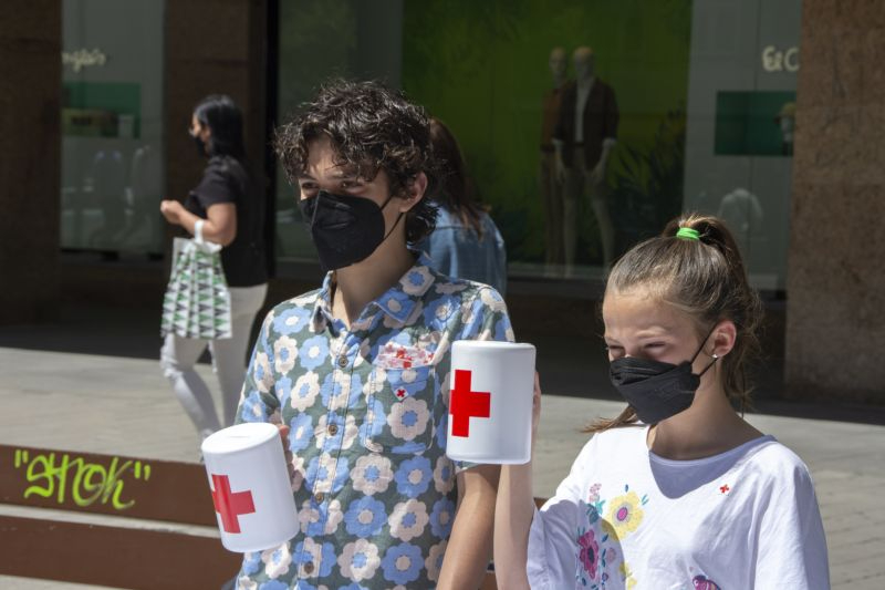 Foto 2 - Los voluntarios de Cruz Roja viven con intensidad el Día de la Banderita