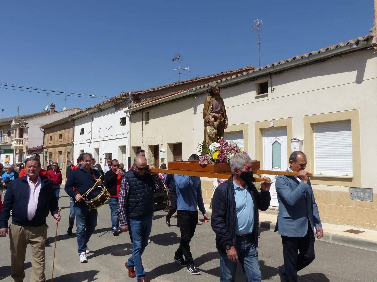 Villoria procesionaba a San José Obrero y celebraba un mercadillo solidario en favor de Acción Verapaz